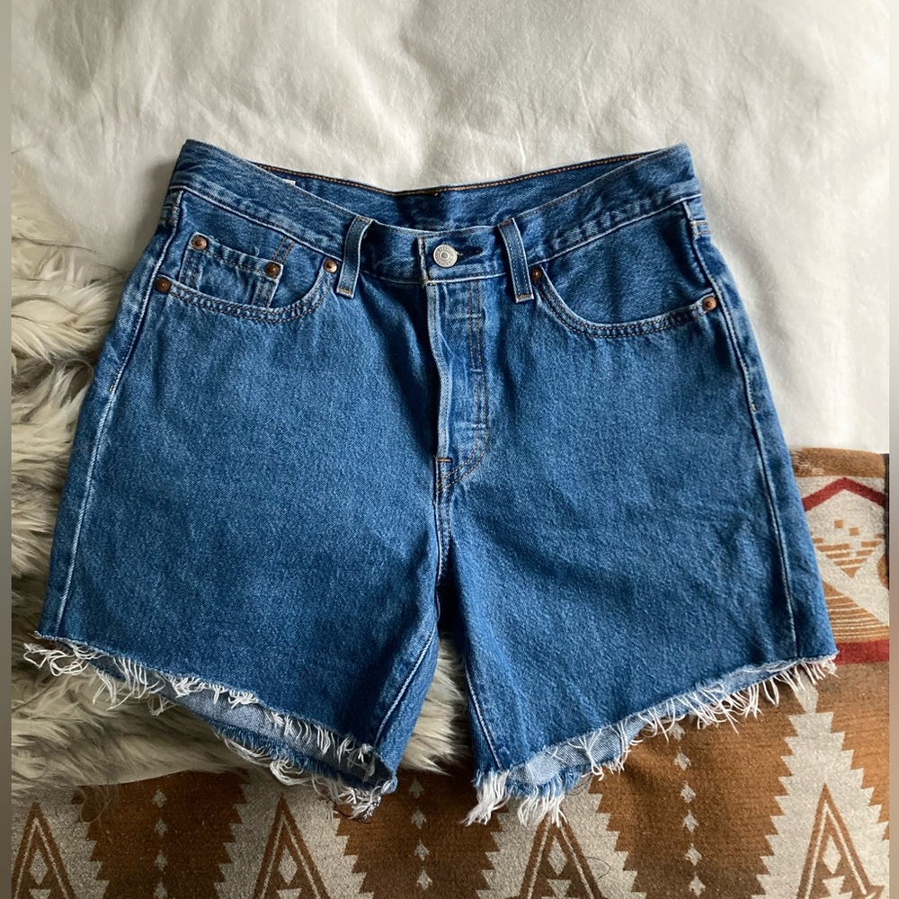 Levi’s 501 Women’s Mid-Thigh Jean shorts-Size 27